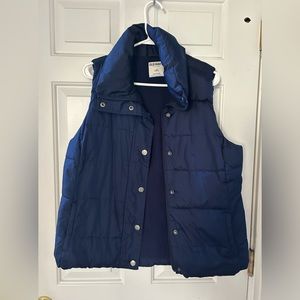 Old Navy Large navy blue puffer vest with pockets & snap closure. Size large